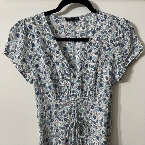 White dress with blue flowers. Little pull tie in the front 100% viscose. I - Picture 3 of 8